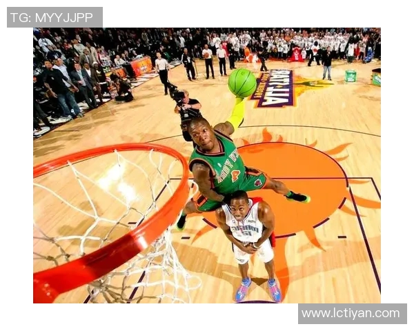 惊心动魄!司机配合扣篮大赛险遭重创,最后被扣篮人“飞车”出场 惊心动魄!司机配合扣篮大赛险遭重创,最后被扣篮人“飞车”出场